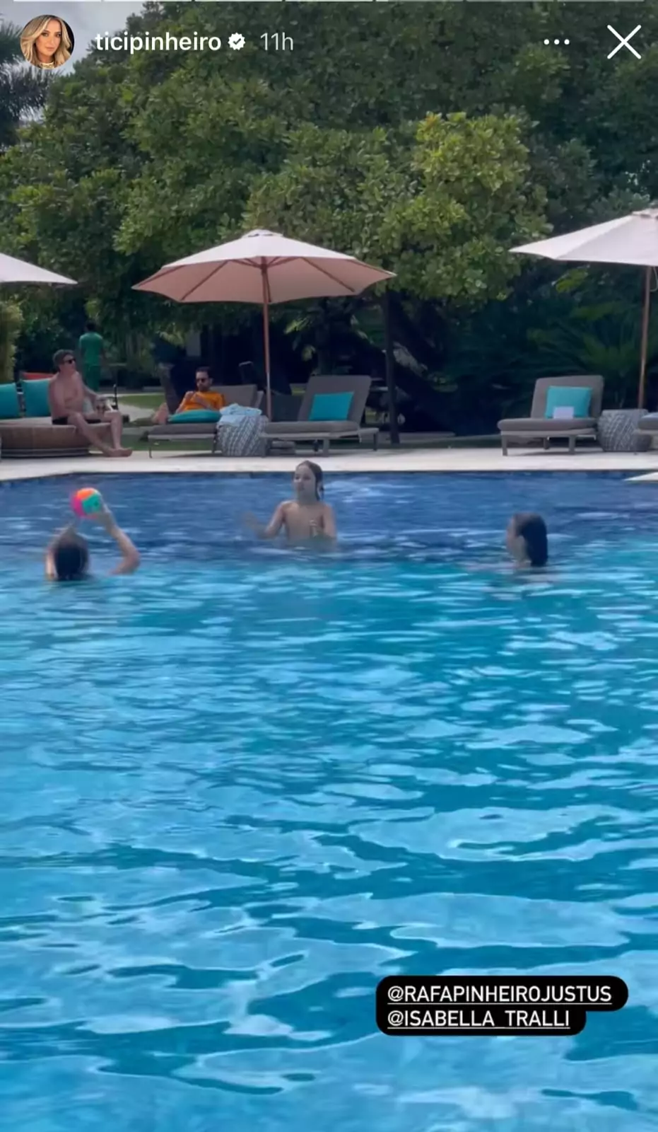 Ticiane Pinheiro mostra brincadeira das crianças na piscina