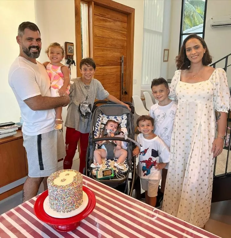 Juliano Cazarré celebra os 8 meses de sua bebê com sua família toda reunida e impressiona