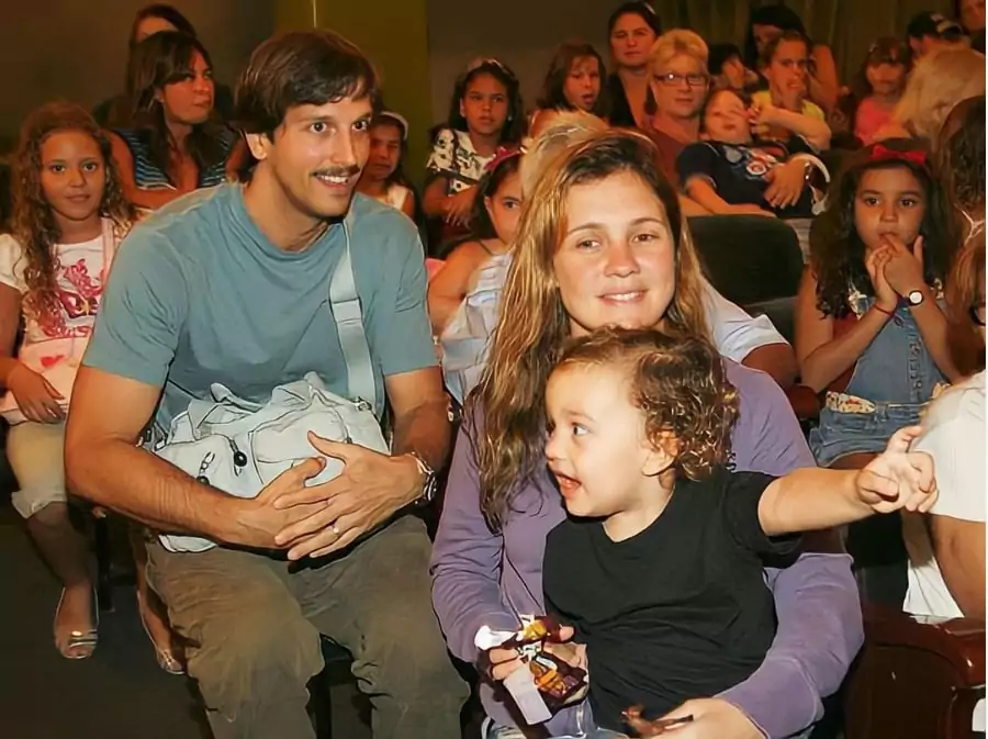 Adriana Esteves e Vladimir Brichta juntos com o filho ainda bebê
