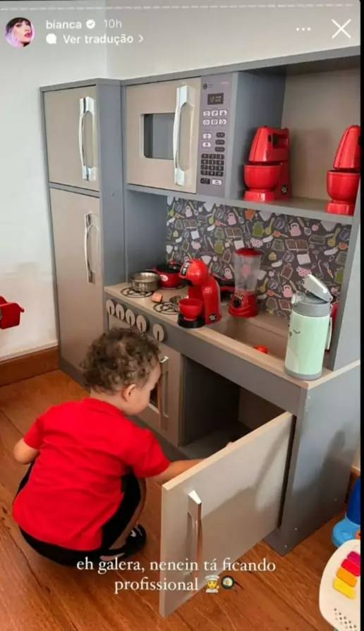 Filho de Bianca Andrade e Fred surge na sua cozinha planejada de brinquedo e surpreende 