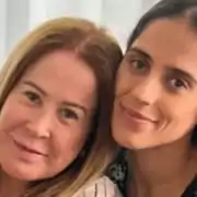 Zilu Godói posa com a neta mais nova, filha da atriz Camilla Camargo