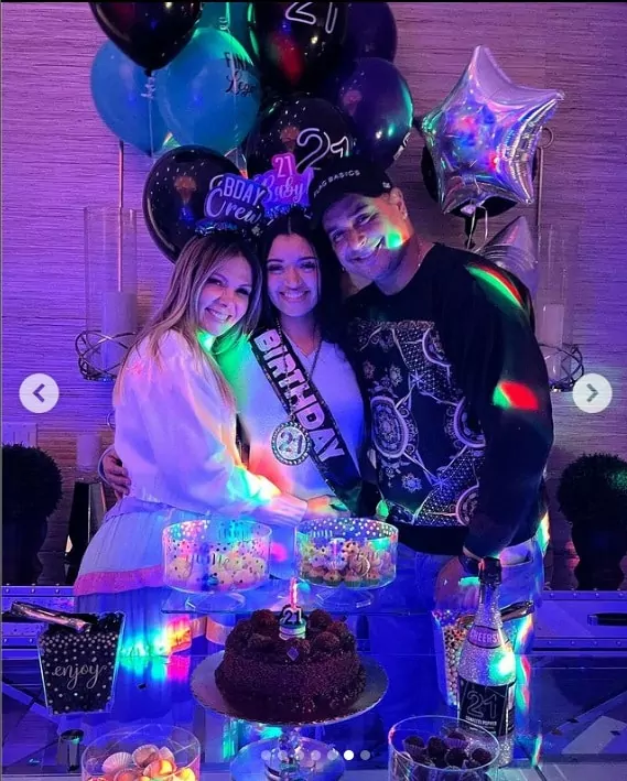 Carla Perez e Xanddy comemorando o aniversário de sua filha