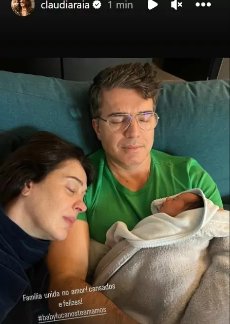 Claudia Raia junto com seu marido e seu bebê recém-nascido