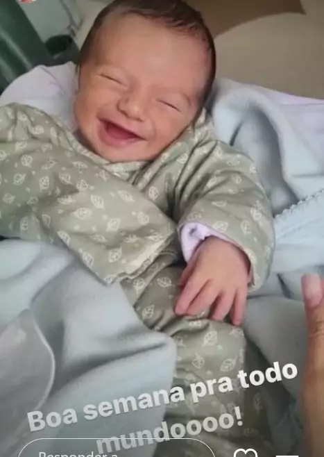 Claudia Raia mostrando o filho recém-nascido sorrindo