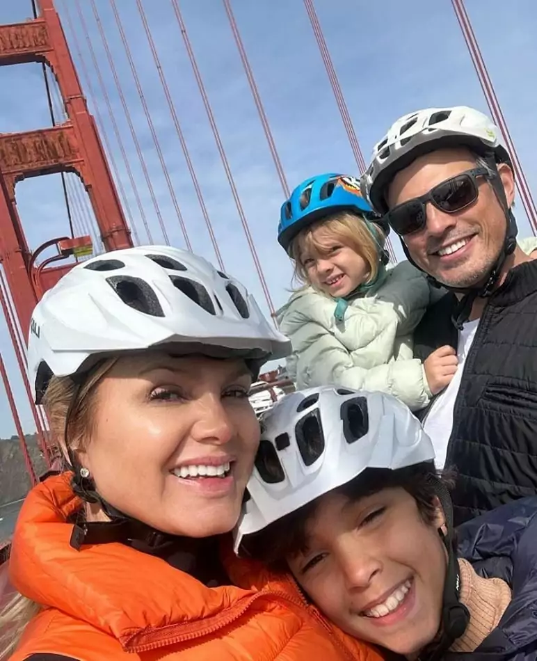 Eliana com a família em um dos cartões postais da cidade de São Francisco
