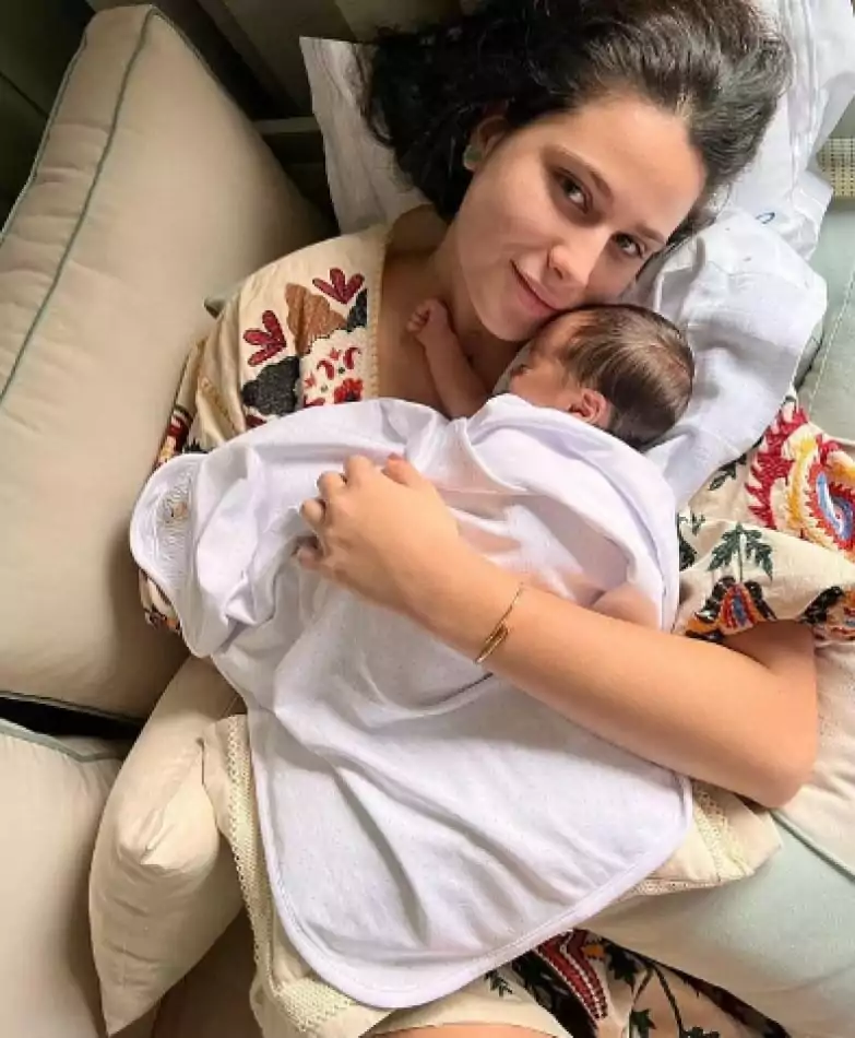 Enzo Celulari, filho de Claudia Raia e Celulari, fotografou o recém-nascido no colo da irmã, Sophia Raia 