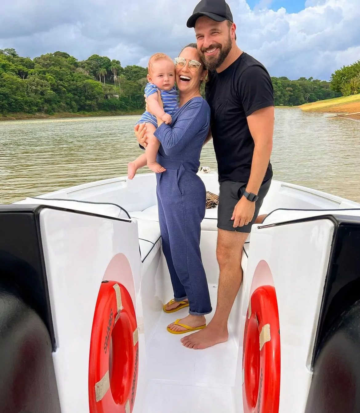 Fernanda Vasconcellos e Cássio Reis passeiam de barco com o seu bebê