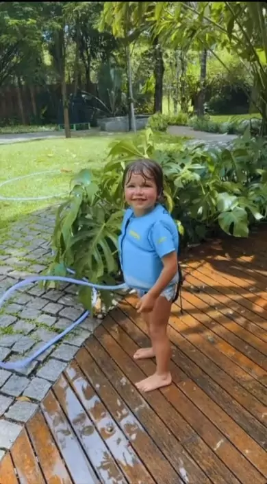 Zyan, filho caçula de Giovanna Ewbank e Bruno Gagliasso surge tomando banho de mangueira e surpreende 