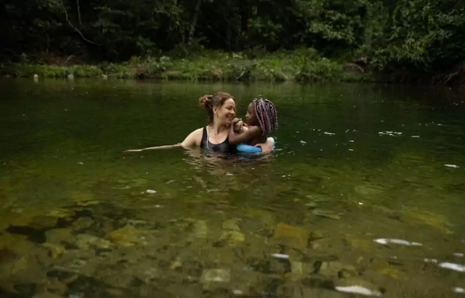 A atriz Leandra Leal e a filha se refrescando juntas no rio
