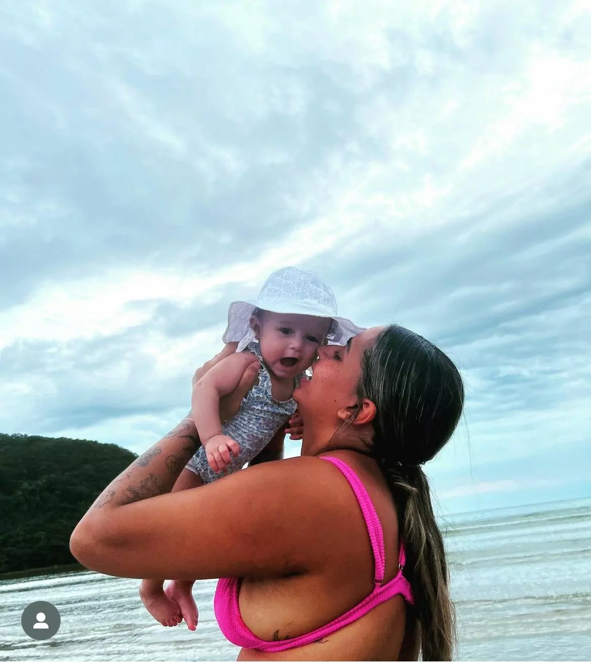 MC Loma posa com sua bebê na praia