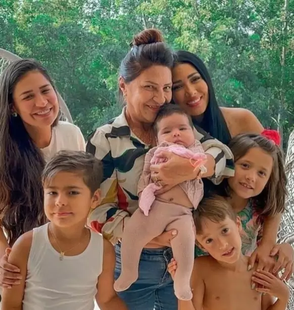 Simaria e Simone posam junto com a mãe, Mara Mendes, e os filhos