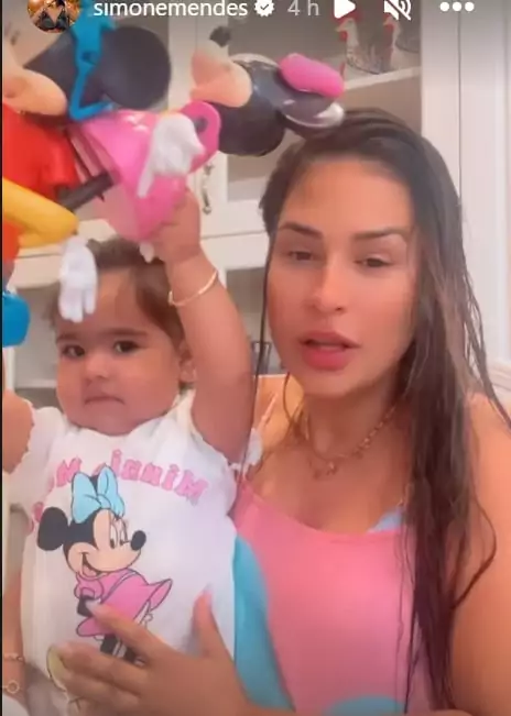Simone ao lado de sua bebê na cozinha da sua mansão