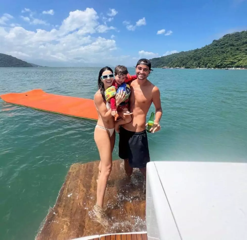 A atriz Sthefany Brito com o marido e o bebê do casal em uma ilha paradisíaca 