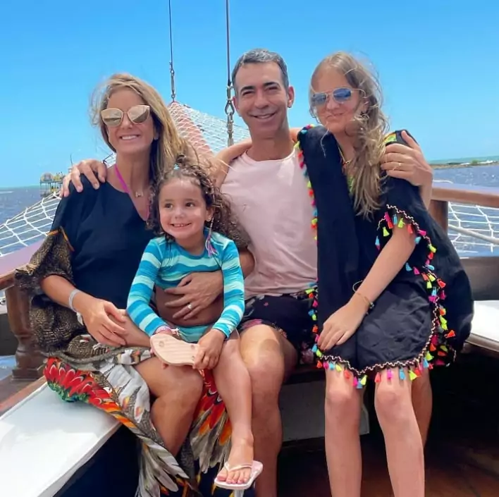 Ticiane Pinheiro em suas férias com César Tralli e as duas filhas