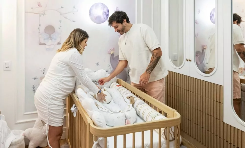 Os papais Viih Tube e Eliezer do BBB ficaram emocionados quando viram o quartinho da bebê pronto