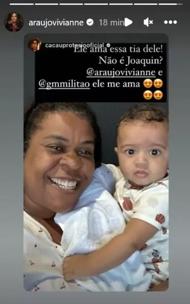 O pequeno Joaquim no colo da atriz Cacau Protásio, amiga de Viviane Araújo