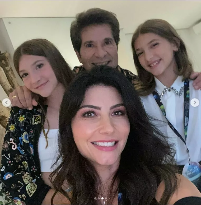 Esposa de Daniel posa com suas filhas mais velhas e o cantor em show e impressiona 