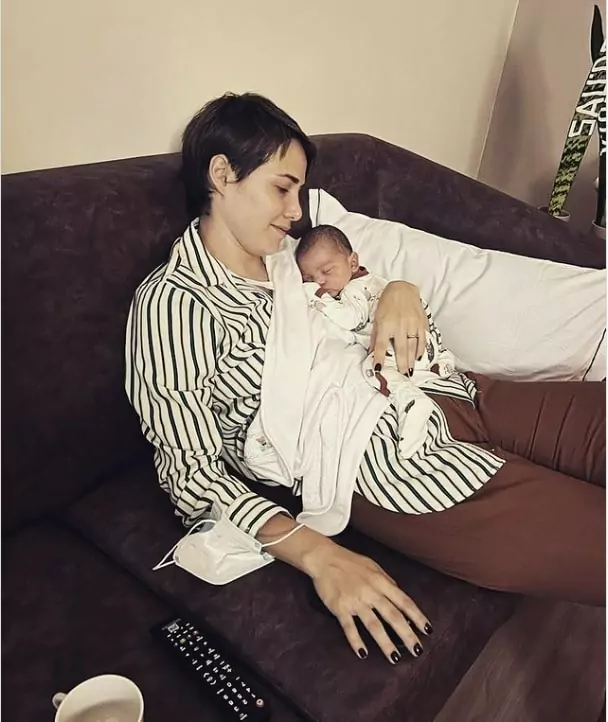 Letícia Colin posa com o bebê recém-nascido de Eduardo Sterblitch em colo surpreende