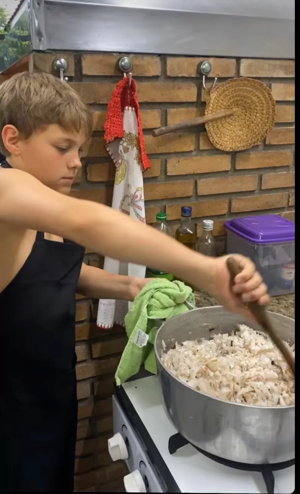 Filho de Carol Dantas e Neymar surge cozinhando