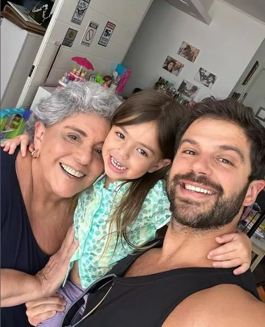 Duda Nagle com a filha e sua mãe Leda