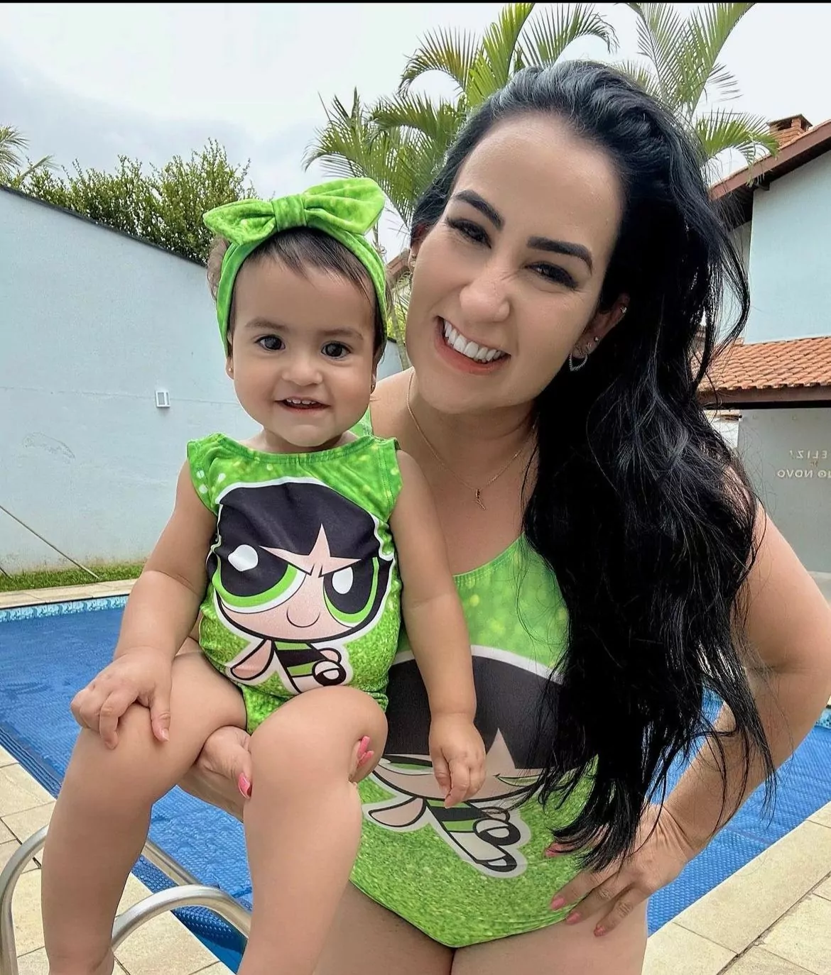 Fabíola Gadelha mostra sua bebê usando maiô igual ao dela