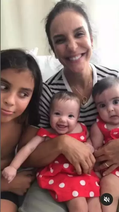 Ivete Sangalo junto com suas filhas gêmeas ainda bebês