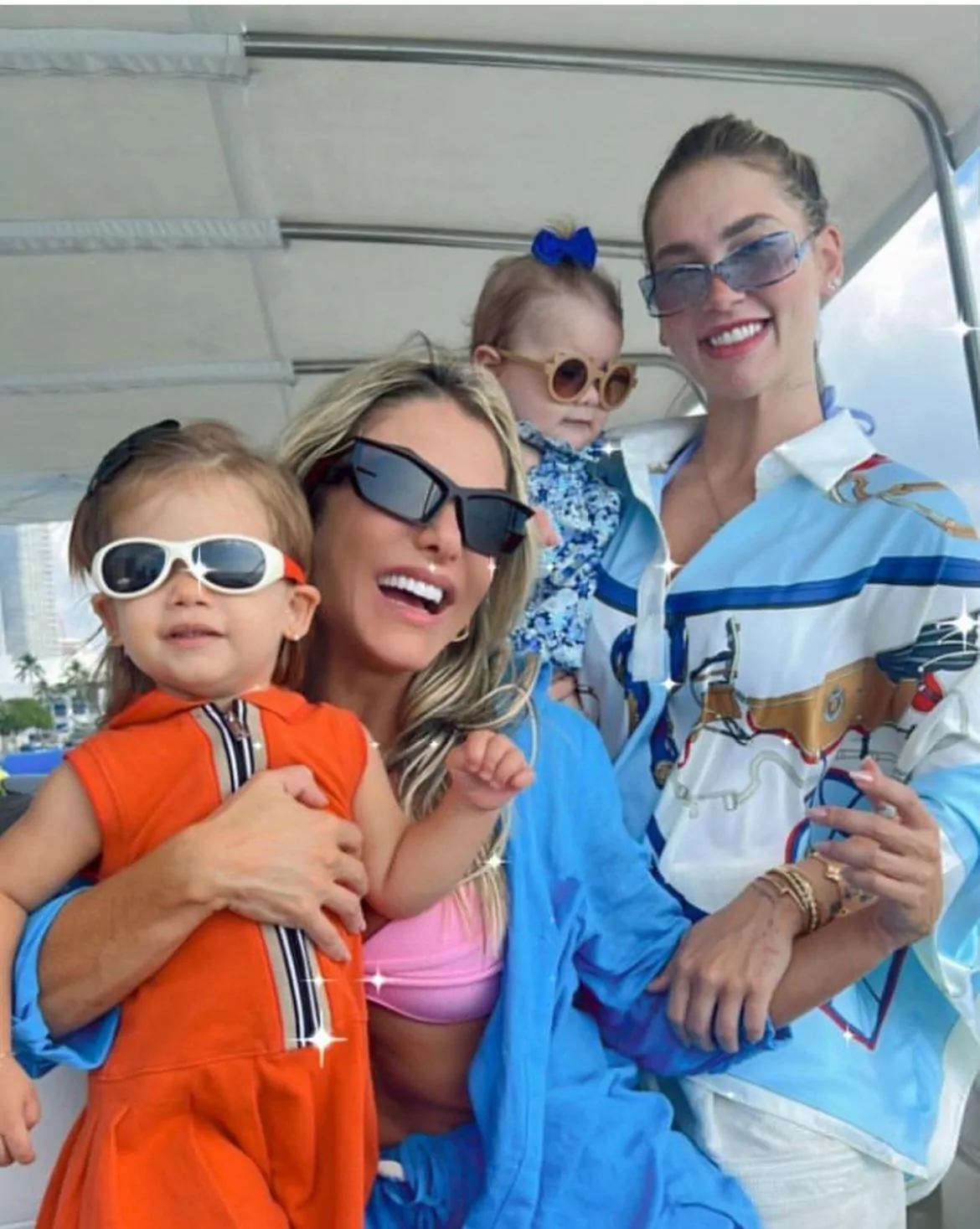 Esposa de Leonardo, Poliana Rocha, posa com Virgínia Fonseca e as netas em passeio de iate nos EUA