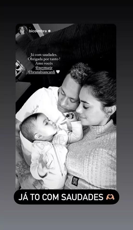 O jogador Neymar Jr. com a namorada e a pequena Antonella, de 7 meses