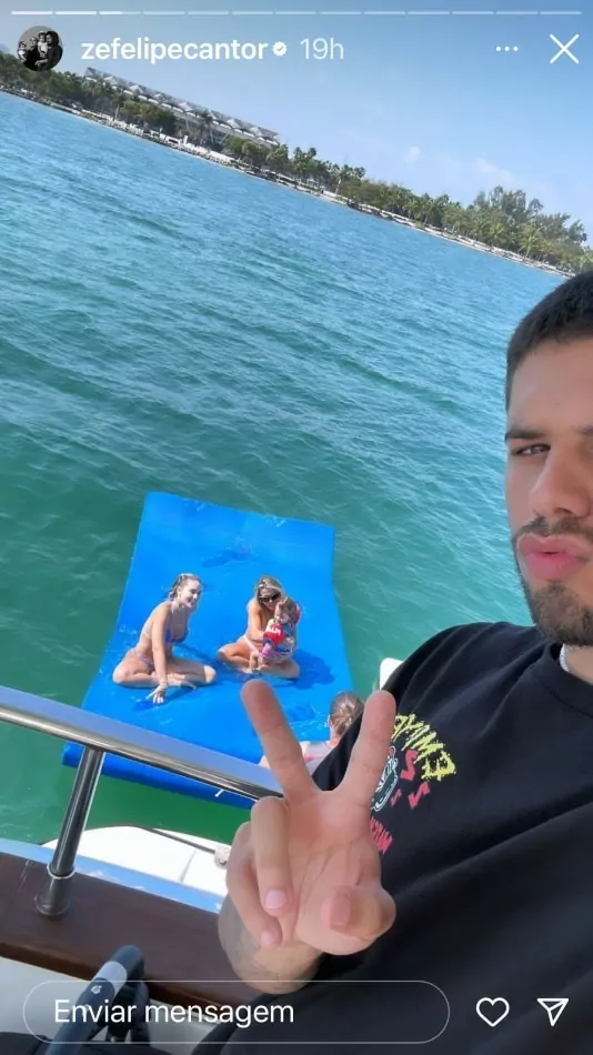 Zé Felipe mostra passeio com a família no mar de Miami