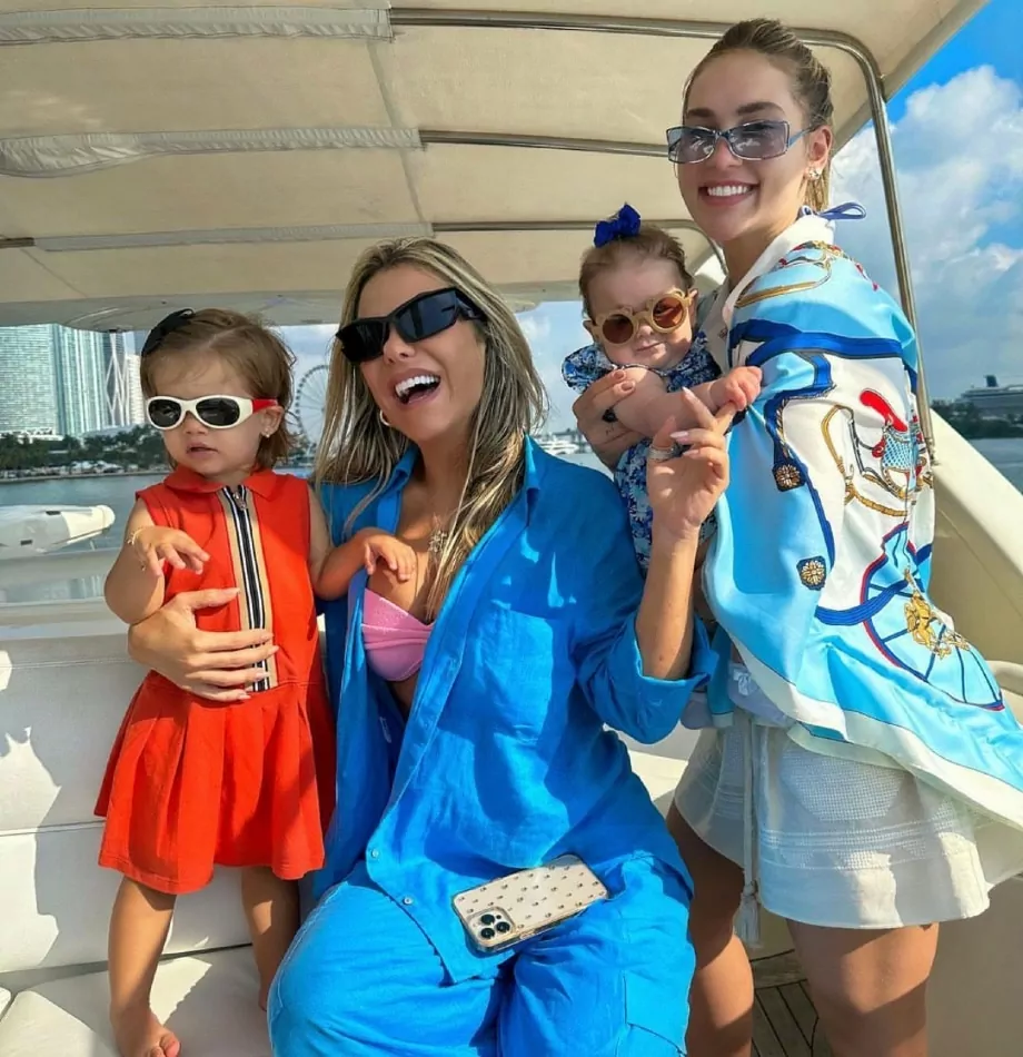 A mãe, esposa e bebês de Zé Felipe no luxuoso passeio de lancha, em Miami