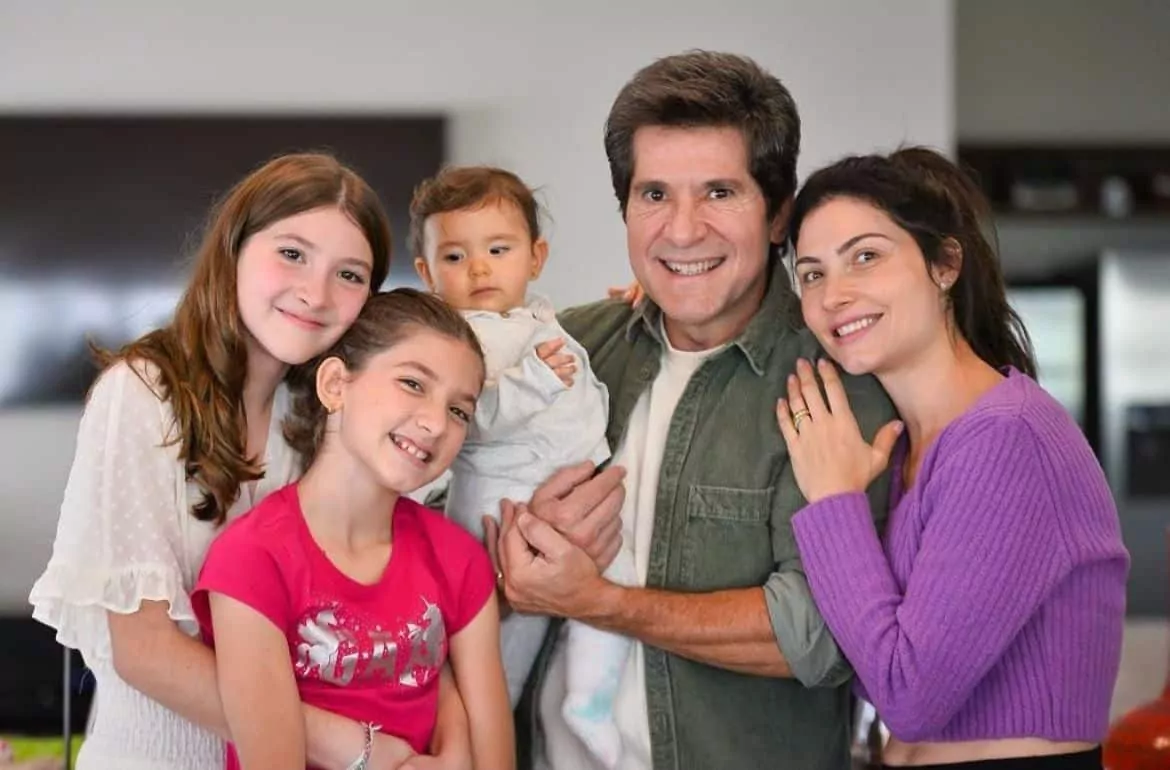 Daniel posa com suas filhas e esposa