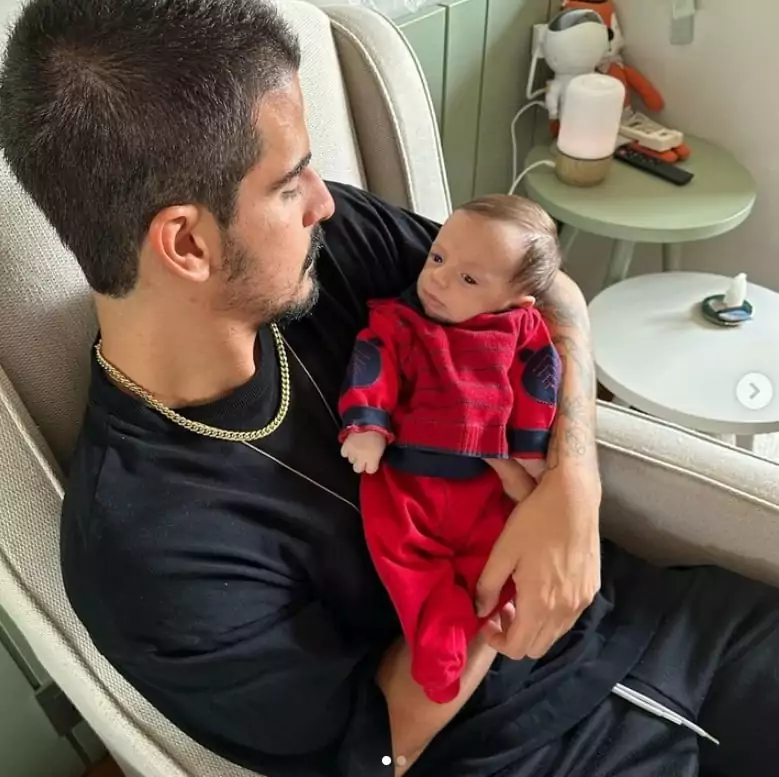 Enzo Celular junto com o bebê Luca