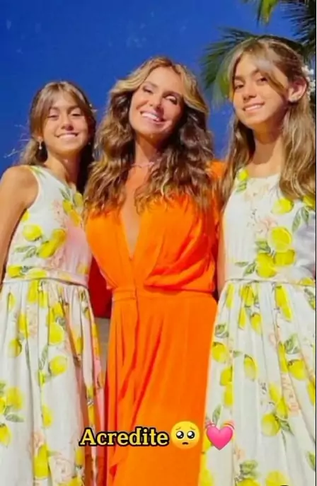 Giovanna Antonelli ao lado de suas filhas gêmeas