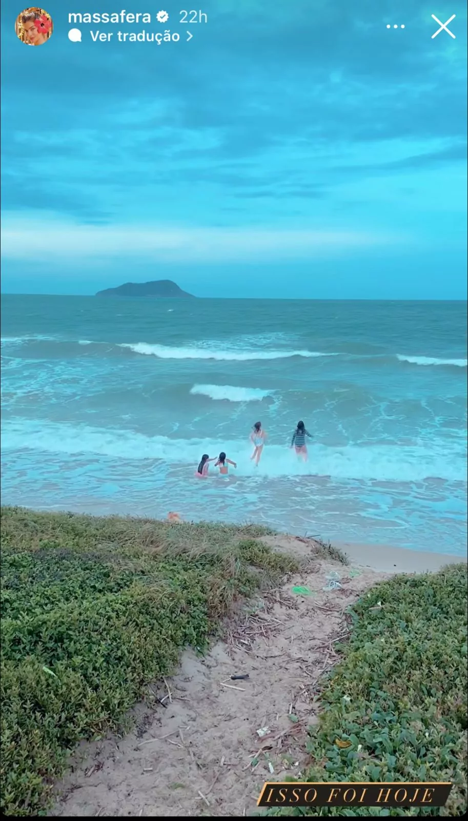 Filha de Grazi Massafera e Cauã se diverte em praia paradisíaca
