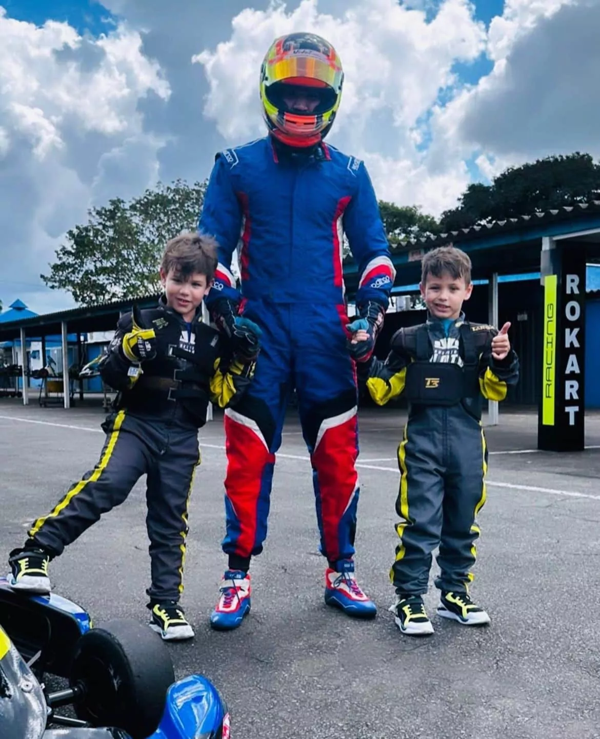 Gusttavo Lima e os filhos se divertem em corrida de kart