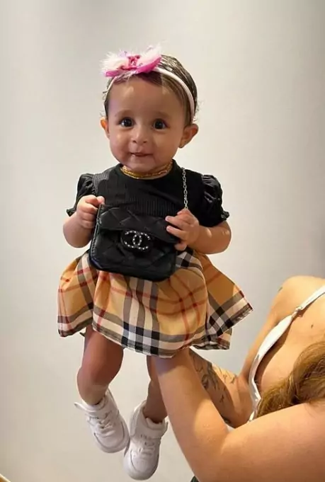 Mc Loma mostrando sua bebê com roupinha e bolsa de luxo