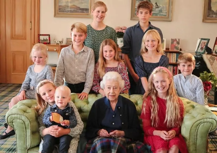 Rainha Elizabeth II junto com seus bisnetos e netos
