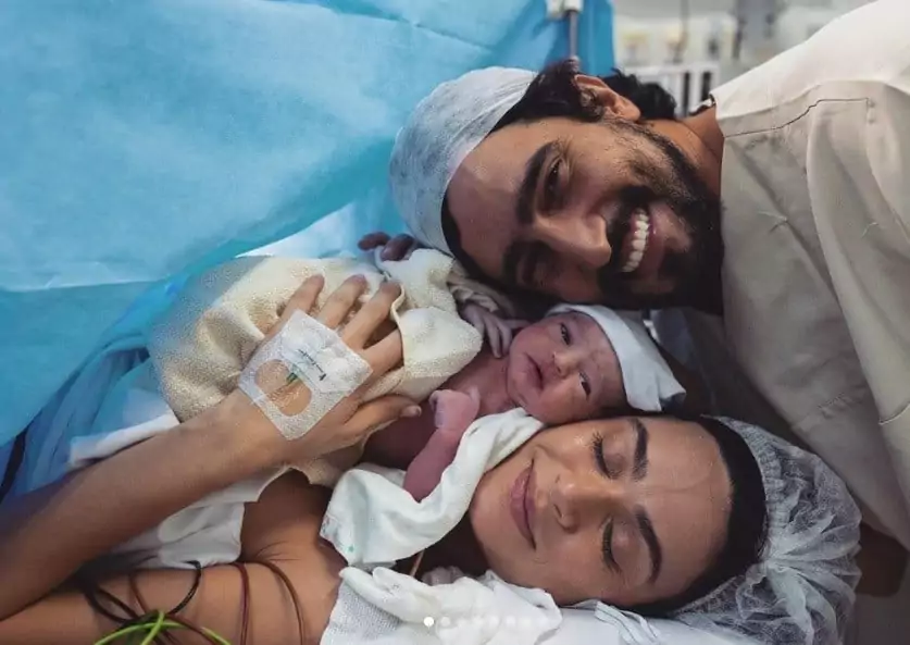Renato Goés e Thaila Ayala com a filha que acaba de nascer