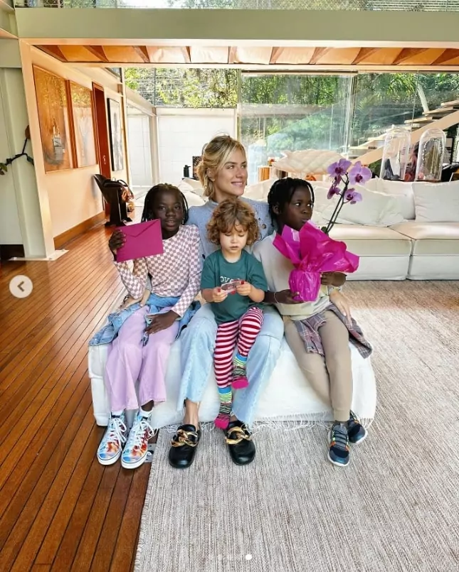 Giovanna Ewbank celebra o Dia das Mães com seus três filhos na mansão e impressiona 