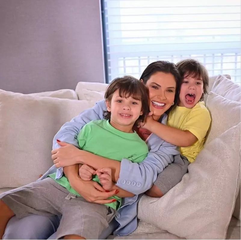 Andressa Suita surge com seus filhos com Gusttavo Lima na mansão e surpreende