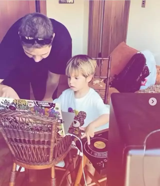 Filho de Ísis Valverde posa com DJ na mansão que a mãe comprou com Marcus Buaiz nos EUA e surpreende 