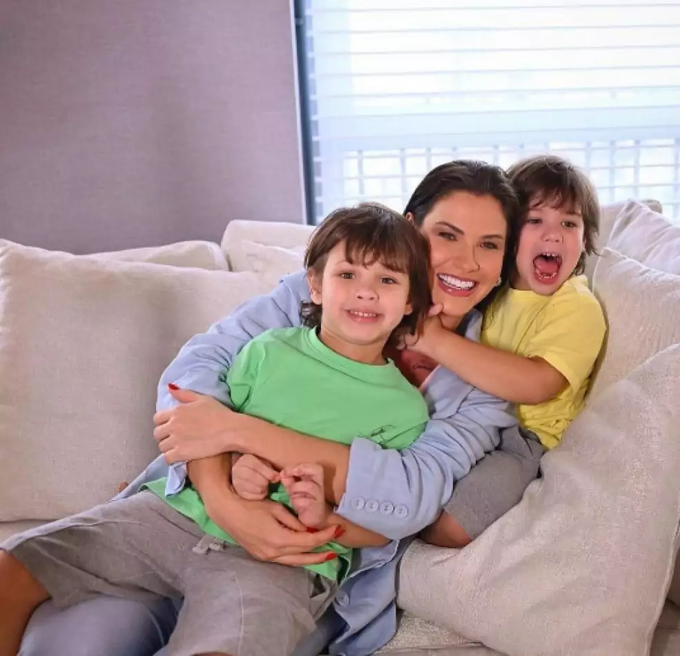 Gusttavo Lima homenageou Andressa Suita no Dia das Mães com essa foto com os meninos