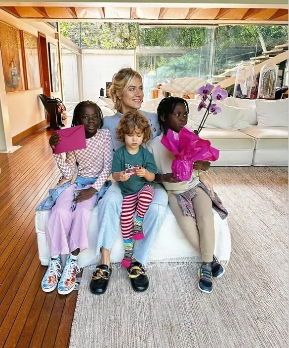 Giovanna Ewbank com seus filhos com Bruno Gagliasso