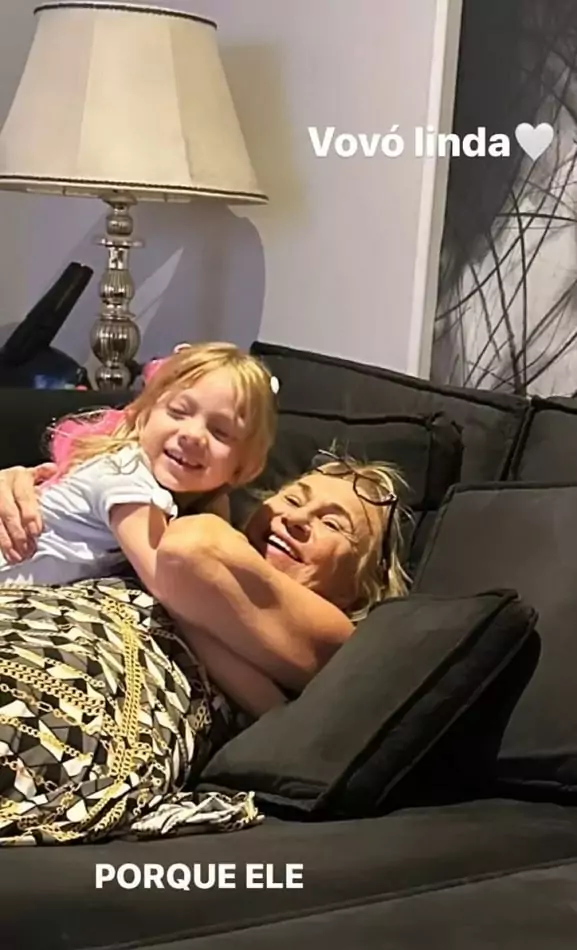 A apresentadora Eliana flagrou um momento de muito amor entre sua mãe e sua caçula