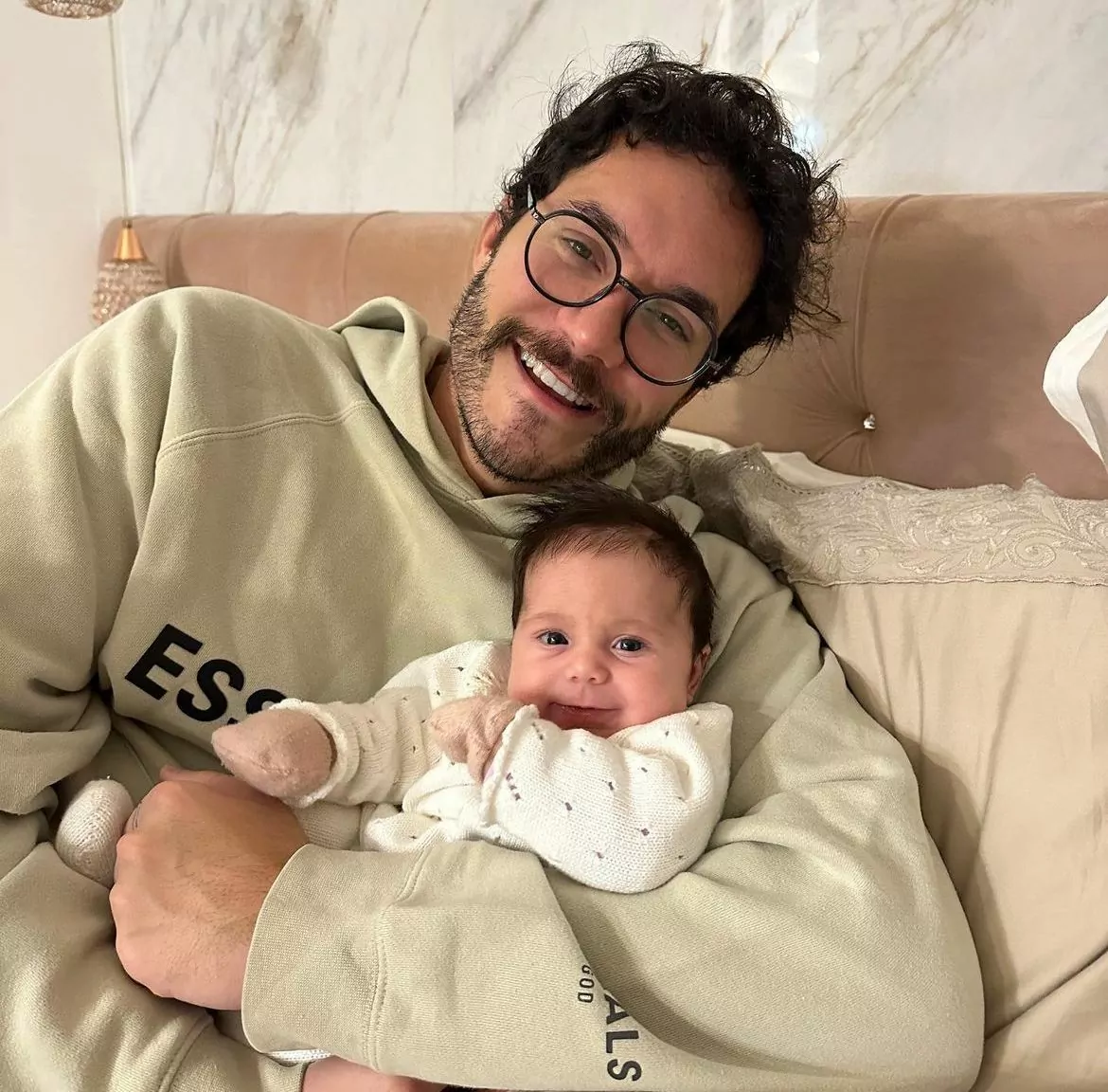 Eliezer posa junto a sua bebê de um mês 