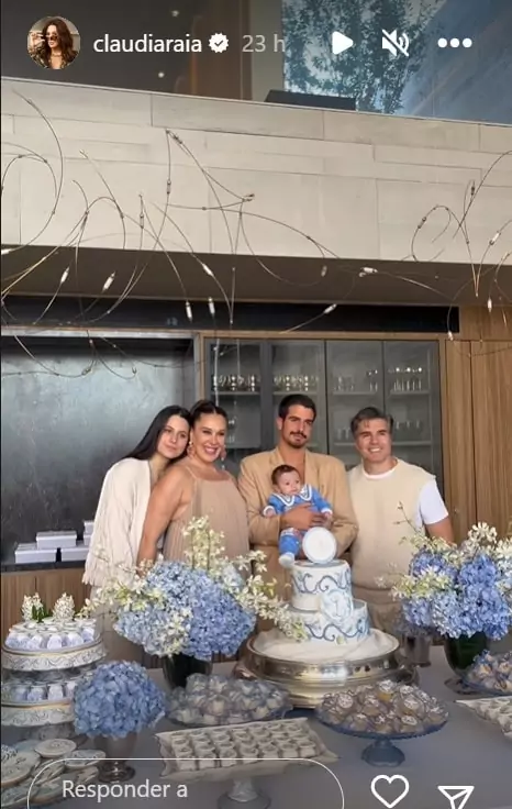 Enzo Celulari mostrando o batizado do irmão Luca