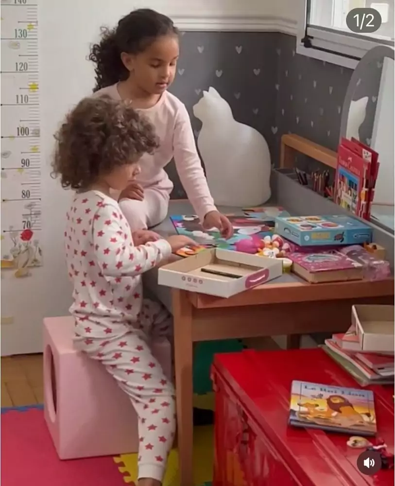 Os gêmeos Élise e Antoine, filhos de Rosângela e Erick Jacquin, em seu quarto de brinquedos 