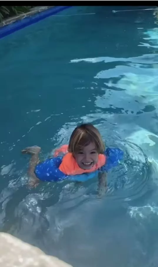Filho de Ísis Valverde posa brincando na piscina da mansão nos EUA e surpreende 