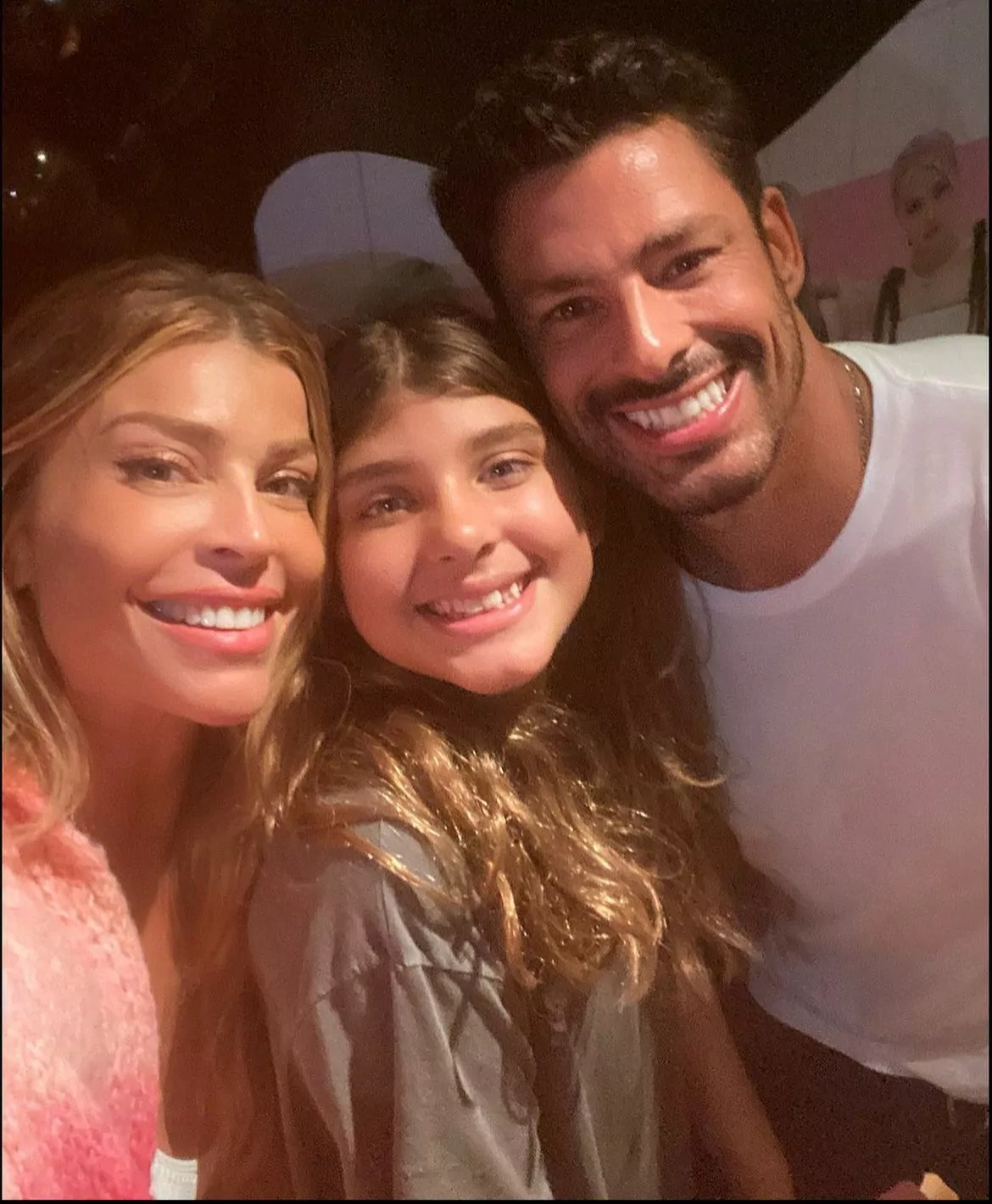 Grazi Massafera posa com a filha e com Cauã Reymond na festa de Sofia