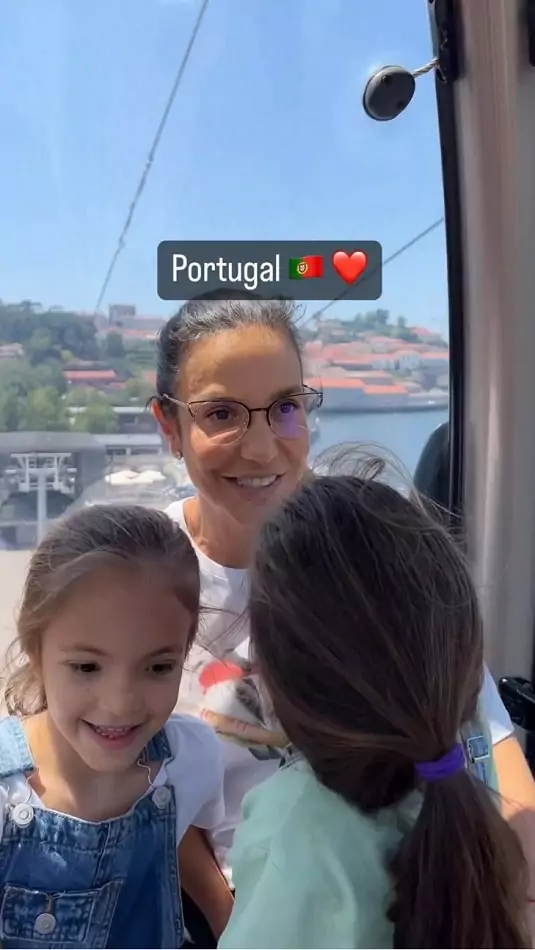 A cantora Ivete Sangalo se divertindo com as gêmeas em um teleférico, em Portugal 